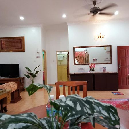 Mawar Camelia Homestay 5 Bedrooms Fully Aircond - Near Airport And Stadium Gong Badak Kuala Terengganu Bagian luar foto