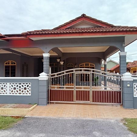 Mawar Camelia Homestay 5 Bedrooms Fully Aircond - Near Airport And Stadium Gong Badak Kuala Terengganu Bagian luar foto