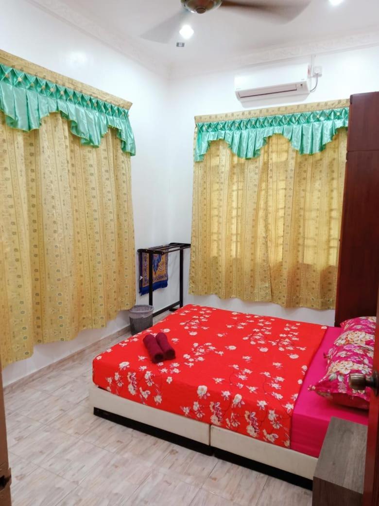 Mawar Camelia Homestay 5 Bedrooms Fully Aircond - Near Airport And Stadium Gong Badak Kuala Terengganu Bagian luar foto