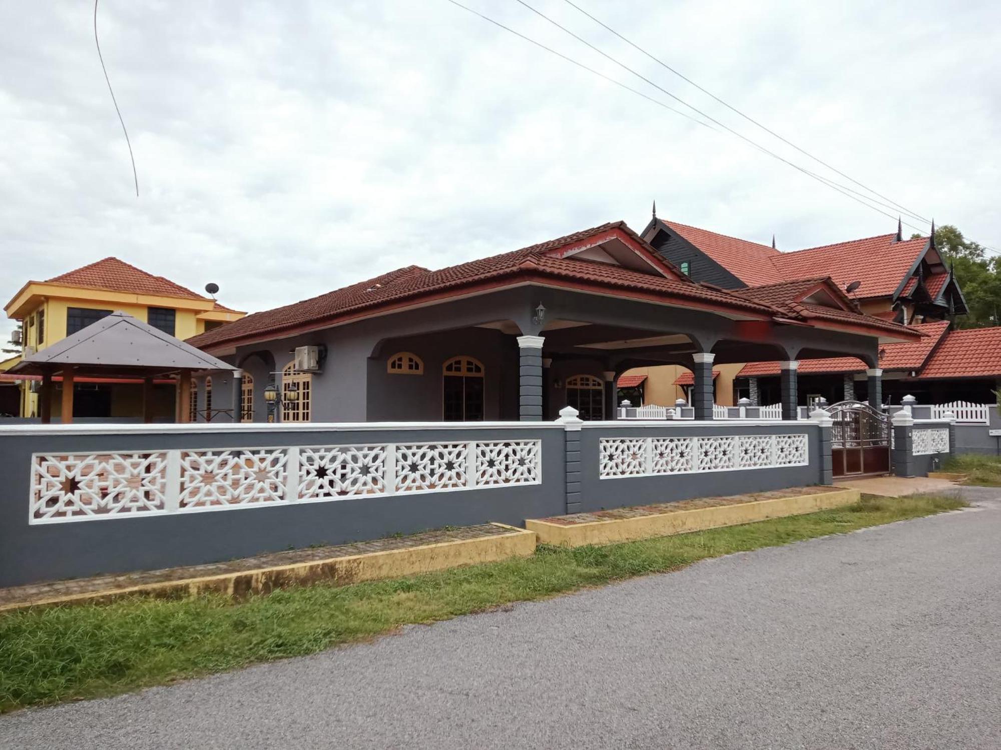 Mawar Camelia Homestay 5 Bedrooms Fully Aircond - Near Airport And Stadium Gong Badak Kuala Terengganu Bagian luar foto