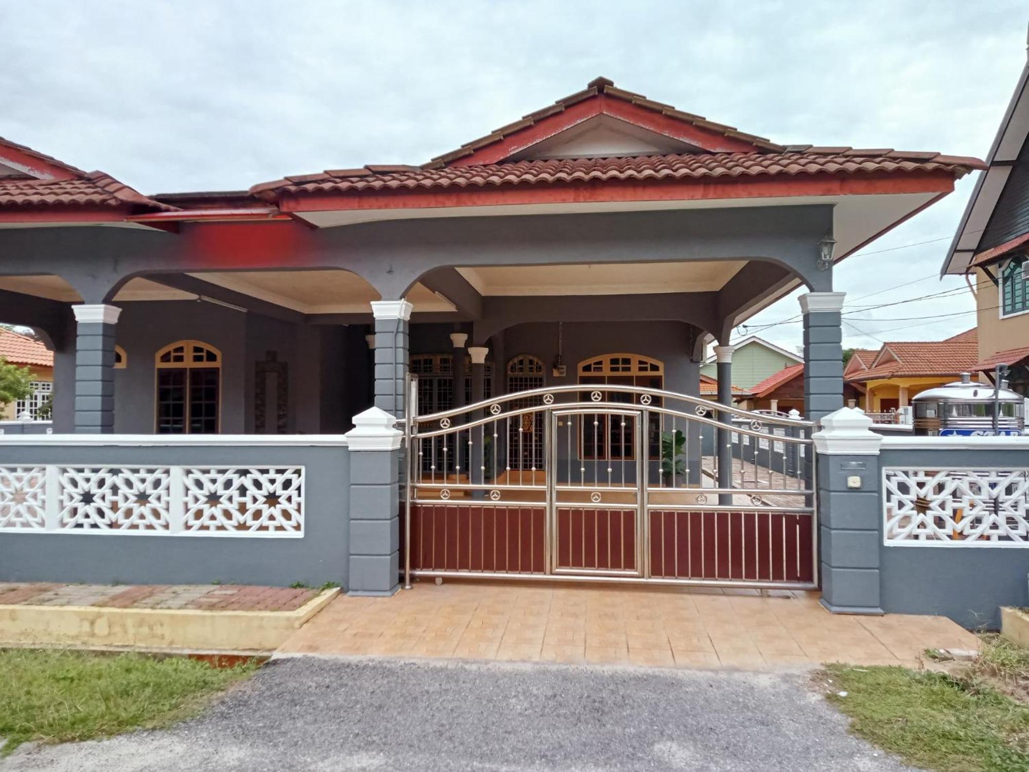 Mawar Camelia Homestay 5 Bedrooms Fully Aircond - Near Airport And Stadium Gong Badak Kuala Terengganu Bagian luar foto