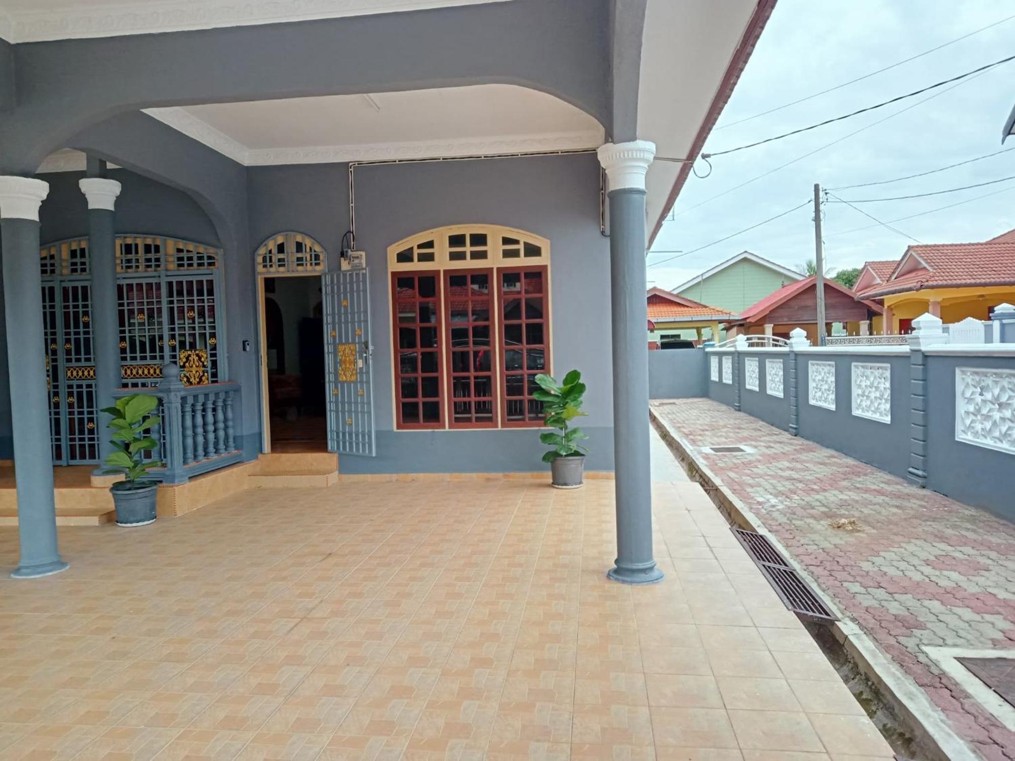 Mawar Camelia Homestay 5 Bedrooms Fully Aircond - Near Airport And Stadium Gong Badak Kuala Terengganu Bagian luar foto